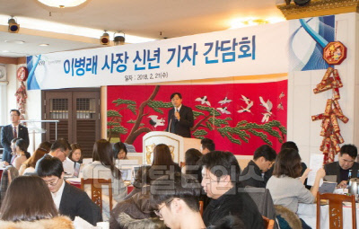이병래 예탁결제원 사장이 21일 서울 여의도 한 식당에서 기자간담회를 열고 삼성전자 거래정지 기간에 대해 설명하고 있다. 예탁결제원 제공.